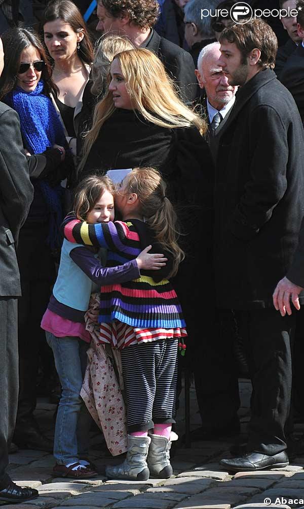 Chloé Mons et Poppée à la sortie de l'église