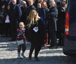 Chloé Mons et Poppée à la sortie de l'église
