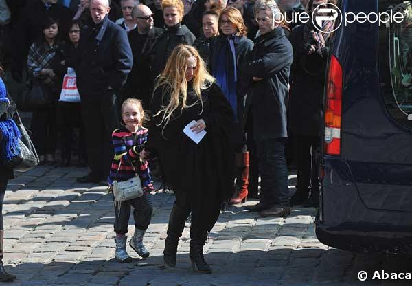 Chloé Mons et Poppée à la sortie de l'église