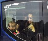 Chloé Mons et Poppée à la sortie de l'église