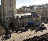 à la sortie de l'église