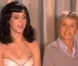 Ellen DeGeneres reçoit Katy Perry dans la salle de bains du Ellen DeGeneres Show, pour une version... 
