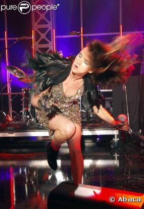 Juliette Lewis en concert avec The New Romantiques lors du festival SXSW à Austin, Texas, le 20 mars 2009. Le air guitar, tout un art !