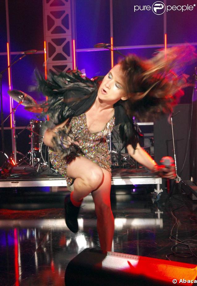 Juliette Lewis en concert avec The New Romantiques lors du festival SXSW à Austin, Texas, le 20 mars 2009. Le air guitar, tout un art ! 