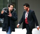 Clive Owen et le réalisateur Tom Tikwear ensanglanté sur le tournage de The International