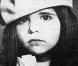 Pourrez-vous deviner qui est cette adorable petite fille au regard mélancolique ?