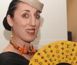 Rossy de Palma faisant la promotion des éventails Louis Vuitton à Madrid