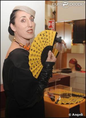 Rossy de Palma faisant la promotion des éventails Louis Vuitton à Madrid