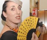Rossy de Palma faisant la promotion des éventails Louis Vuitton à Madrid