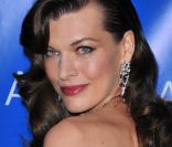 La classe ultime ! Milla Jovovich, chevelure soyeuse et dos nu, lors de la grande soirée Museum Dance 2009, à Central Park West, à New York, le 26 mars 2009 !