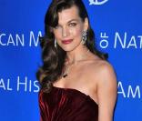 Milla Jovovich, ou une certaine idée du glamour, style années 50, lors de la grande soirée Museum Dance 2009, à Central Park West, à New York, le 26 mars 2009 !