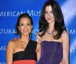 La petite Jessica Alba et la grande Zoya Loeb, deux beautés lors de la grande soirée Museum Dance 2009, à Central Park West, à New York, le 26 mars 2009 !
