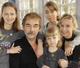 Olivier Marchal, son épouse Catherine et leurs trois filles en mai 2008 à l'hippodrome