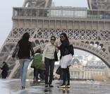 Freida Pinto et sa soeur dans les rues de Paris début mars