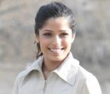 Freida Pinto dans les rues de Paris début mars