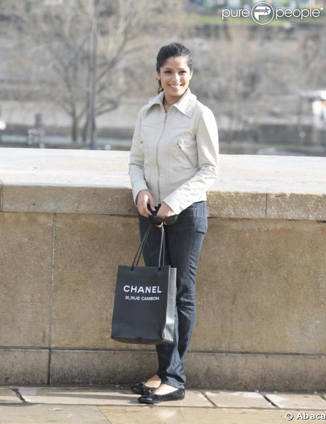 Freida Pinto dans les rues de Paris début mars