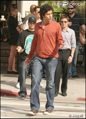 Adrian Grenier en plein tournage à Los Angeles