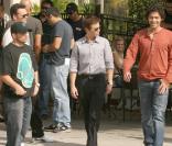 Adrian Grenier en plein tournage à Los Angeles avec ses copains Jerry Ferrara, Kevin Dillon et Kevin Connolly 