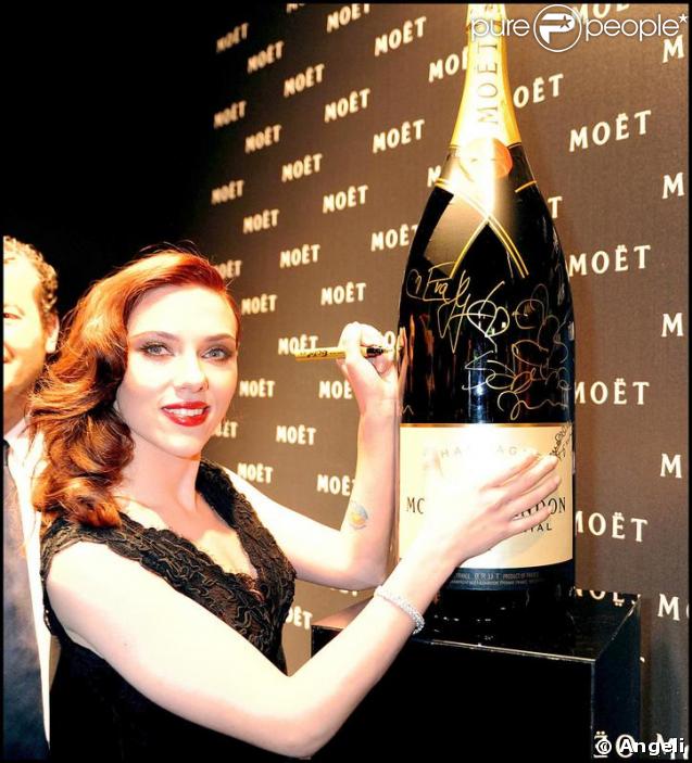 http://static1.purepeople.com/articles/0/28/30/0/@/194010-scarlett-johansson-egerie-moet-amp-637x0-2.jpg