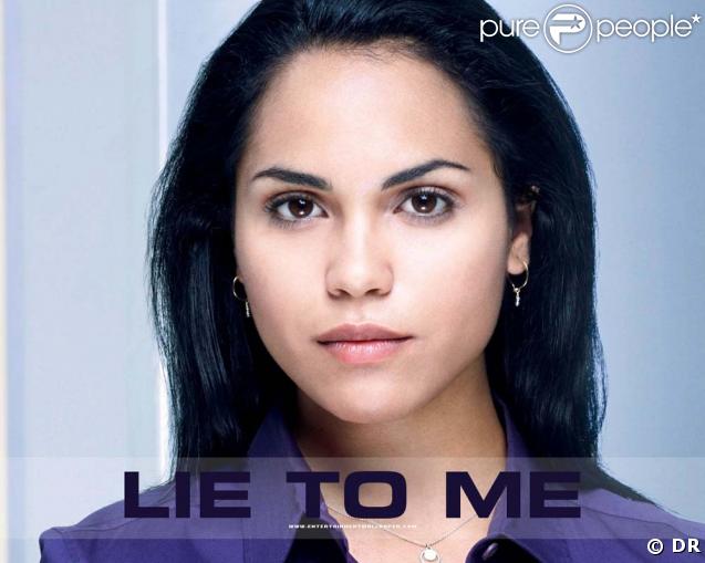 Monica Raymund est Ria Tores, une jeune femme qui étudie le langage du corps... 