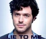 Brendan Hines est Eli Loker, un chercheur plutôt franc. Il pratique en effet l'honnêté radicale. Pour Eli pas question de tourner sept fois sa langue dans sa bouche ! 
