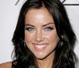 Jessica Stroup est Erin Silver dans  90210 . Erin est la demi-soeur de Kelly Taylor et David Silver ! 