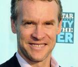 Tate Donovan interprétait le rôle du père de Marissa Cooper (Mischa Barton) dans  Newport Beach . Adieu la côte Ouest et bienvenue dans l'horreur d' Harper's Island  où ce dernier va jouer les guest.  