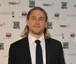 Charlie Hunnam impose son charisme dans le rôle de Jax Teller. Celui-ci est un membre du club de bikers dont son père est à l'origine. Un vrai baroudeur ! 
