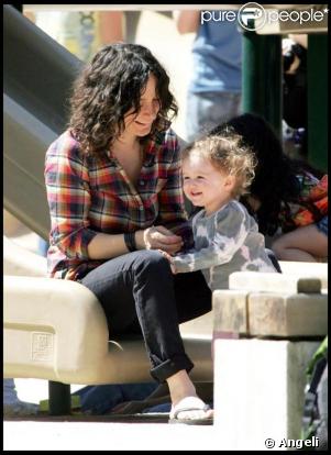 Sara Gilbert et sa fille, Sawyer Gilbert Edler, au Parc Coldwater Canyon de Los Angeles, le 28 mars 2009 !