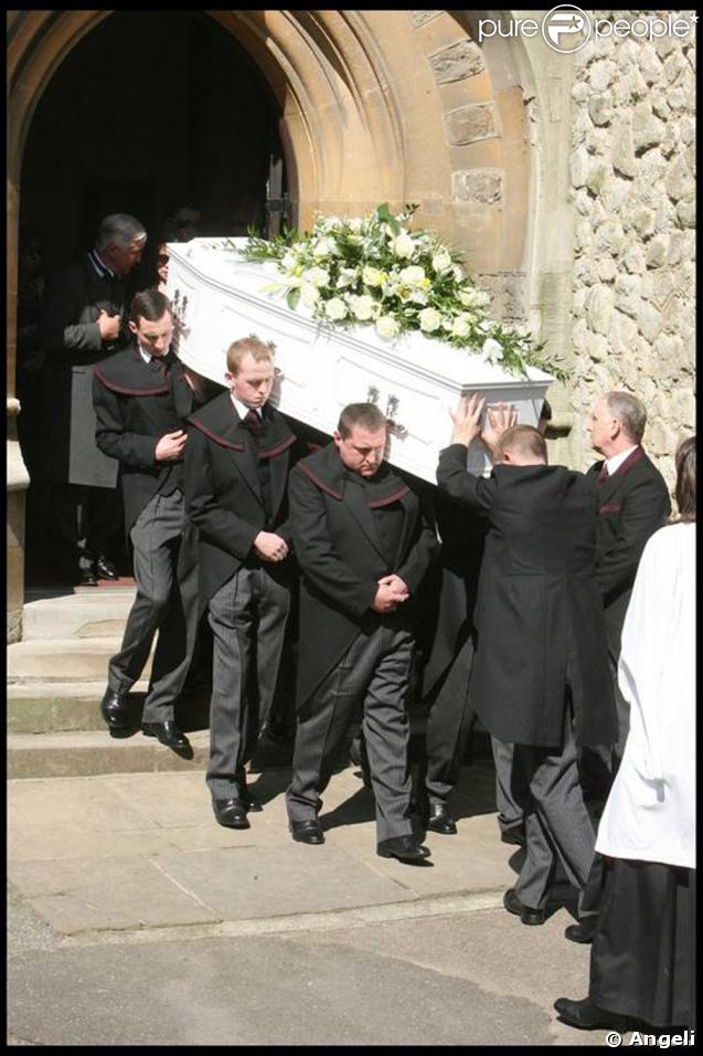 Le cercueil tout blanc de Jade Goody, qui sort de l'église avant de rejoindre le petit cimetière.