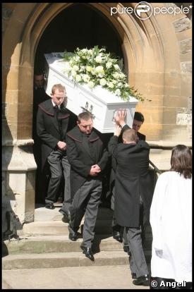 A la sortie de l'église, le cercueil de Jade Goody, suivi par sa famille avant de rejoindre le petit cimetière.