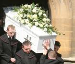 A la sortie de l'église, le cercueil de Jade Goody, suivi par sa famille avant de rejoindre le petit cimetière.