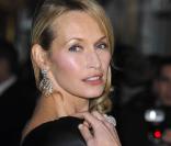 Estelle Lefébure en soldat de charme pour contrer de preneurs d'otages 