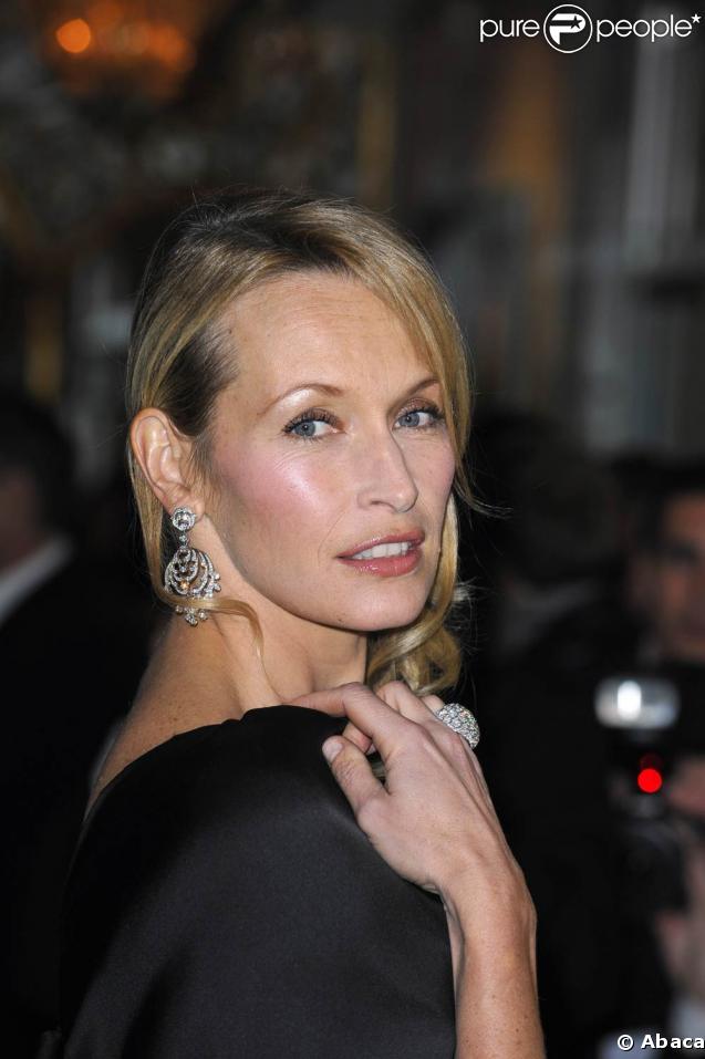 Estelle Lefébure en soldat de charme pour contrer de preneurs d'otages 