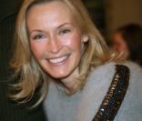 Estelle Lefébure va faire équipe avec Yves Rénier... son ex ! 