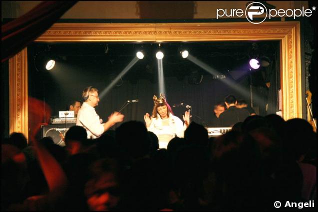 Brigitte Fontaine en concert à la Flèche d'Or en décembre 2006