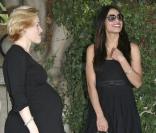 Penelope Ann Miller enceinte, aux côtés de Rosario Dawson, le 5 février dernier, à la soirée de nomination de Penelope Cruz aux Oscars. 