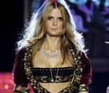 Le top Julia Stegner est devenue incontournable, ici lors du défilé Victoria's Secret 