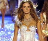 Le top Julia Stegner est devenue incontournable, ici lors du défilé Victoria's Secret 