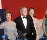 De gauche à droite, la first Lady Laura, le président Georges W. Bush, et leurs filles Barbara et Jenna