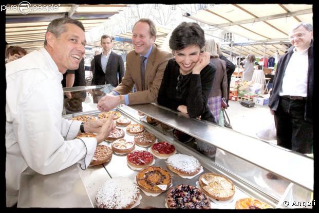 Rachida Dati fait une pause devant de sublimes patisseries...