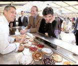 Rachida Dati fait une pause devant de sublimes patisseries... 