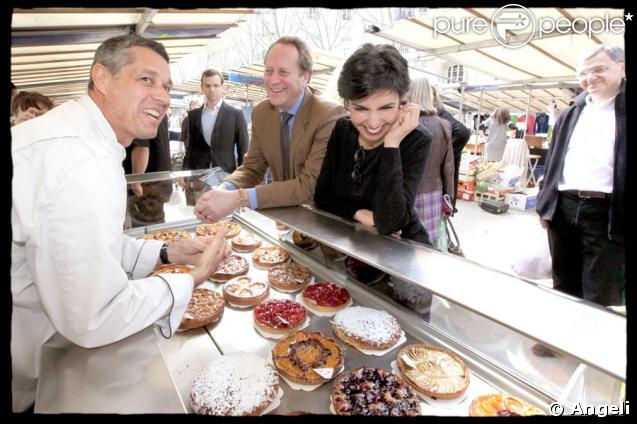 Rachida Dati fait une pause devant de sublimes patisseries... 