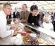 Rachida Dati fait une pause devant de sublimes patisseries... 