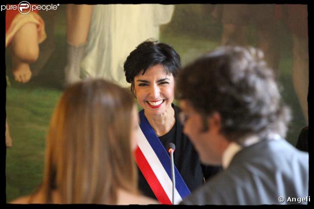 Rachida Dati semble tellement heureuse d'avoir le pouvoir de célébrer des mariages !