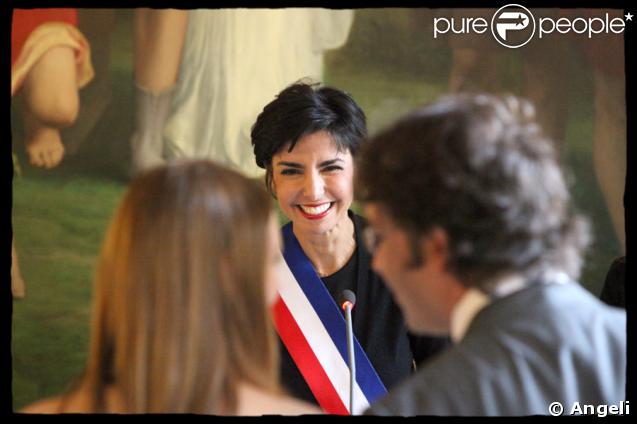 Rachida Dati semble tellement heureuse d'avoir le pouvoir de célébrer des mariages ! 