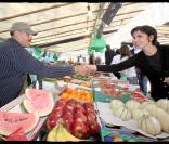 Rachida Dati au stand fruits & légumes... 