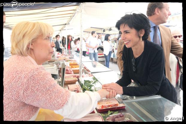 Rachida Dati salue la responsable du stand boucherie et semble très émue par cette rencontre.