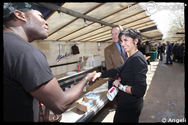 Rachida Dati remercie le jeune homme qui vient de lui offrir un très beau bracelet. 