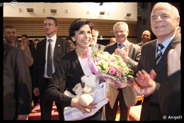 Rachida Dati, très émue d'avoir reçu un cadeau pour sa petite fille. Dugny, le 10/04/09